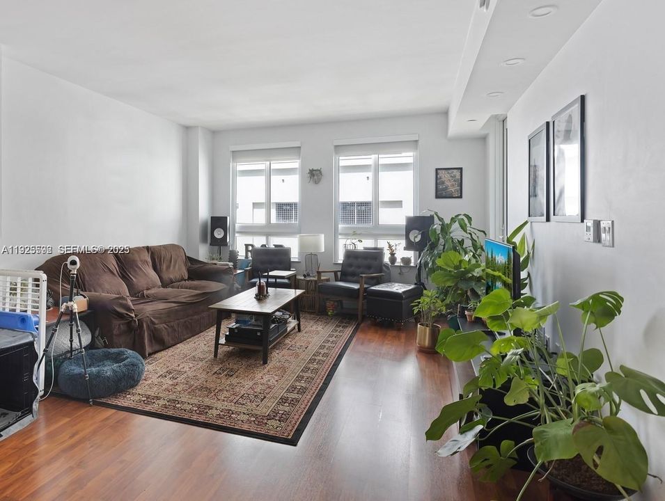 For Rent: $2,400 (1 beds, 1 baths, 759 Square Feet)