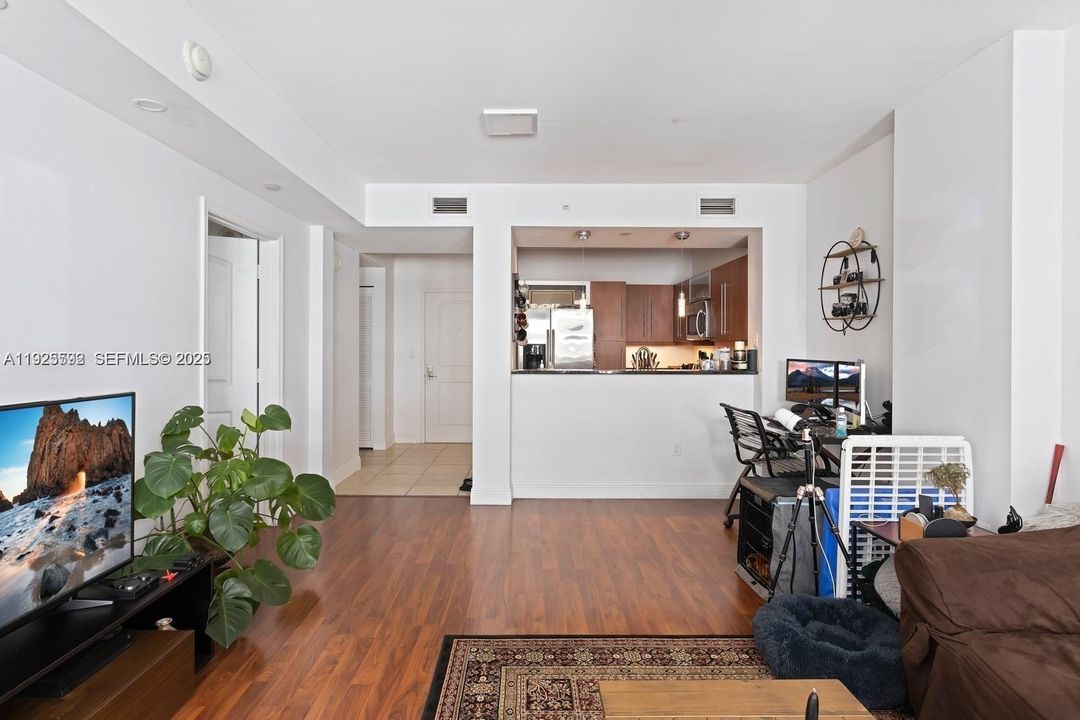 For Rent: $2,400 (1 beds, 1 baths, 759 Square Feet)