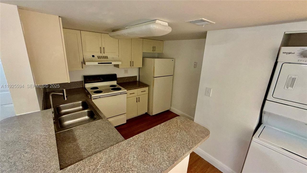 For Rent: $2,400 (3 beds, 2 baths, 1216 Square Feet)