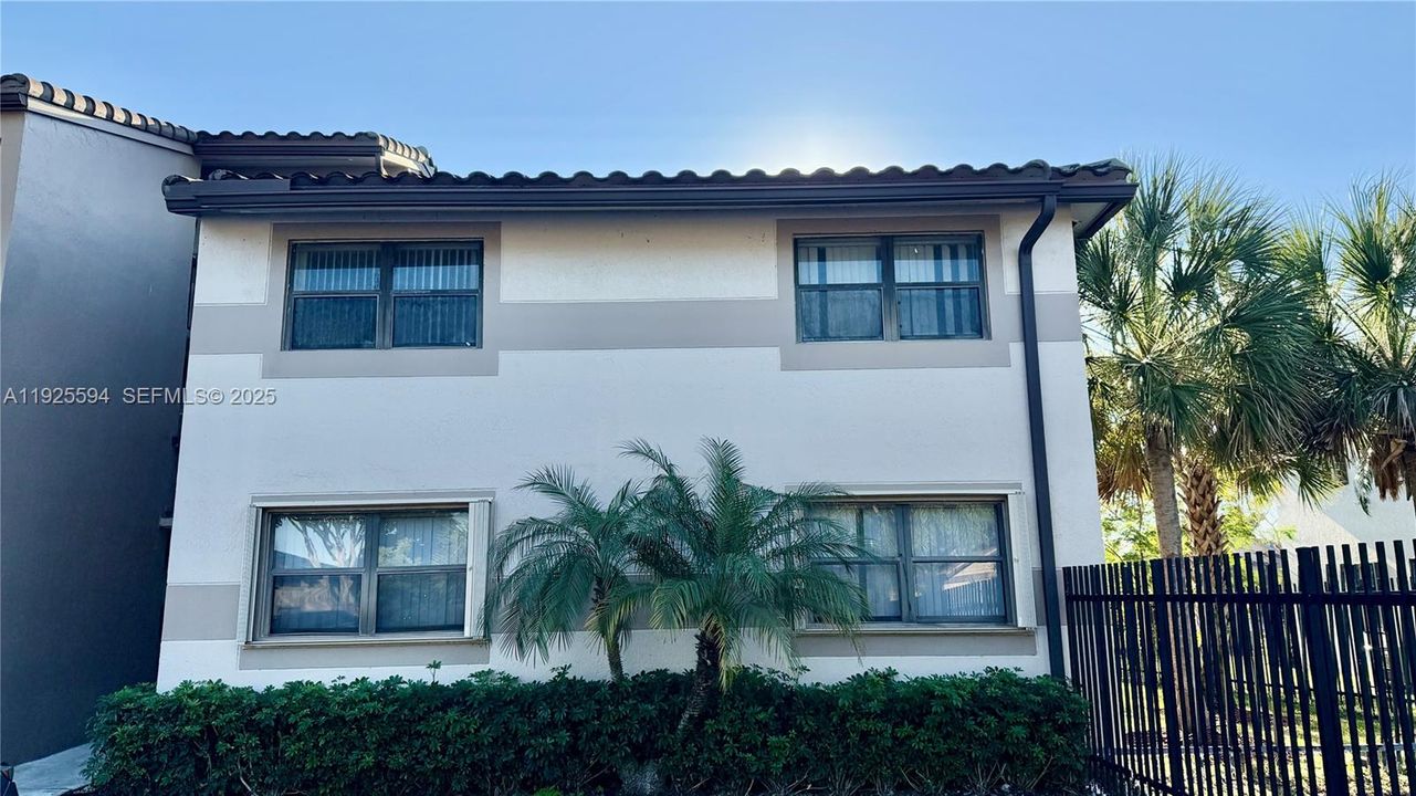 For Rent: $2,400 (3 beds, 2 baths, 1216 Square Feet)