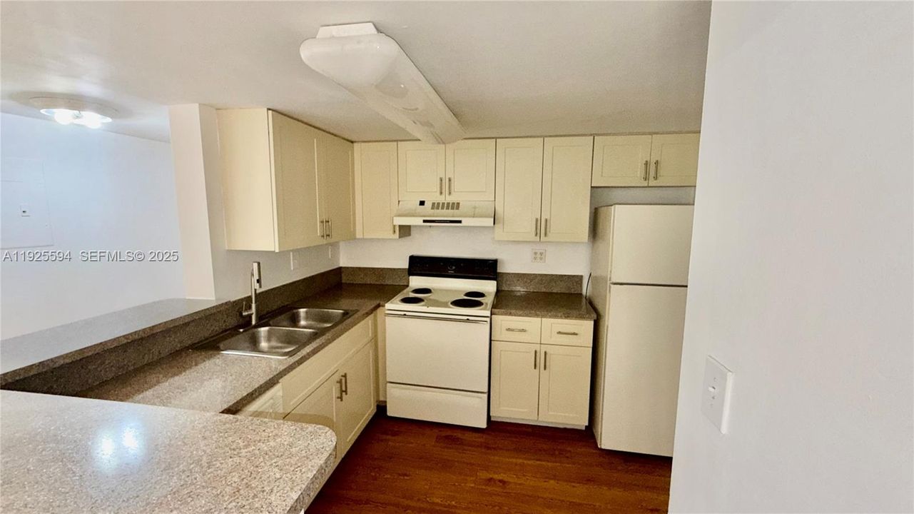 For Rent: $2,400 (3 beds, 2 baths, 1216 Square Feet)