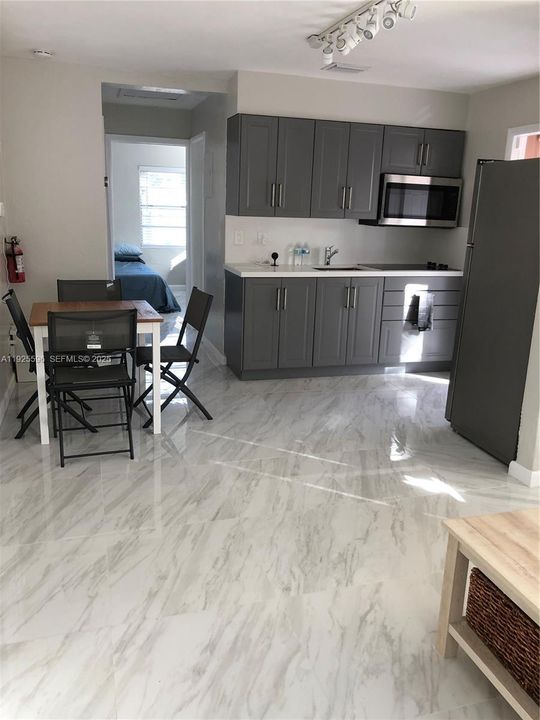 For Rent: $1,999 (2 beds, 1 baths, 1524 Square Feet)