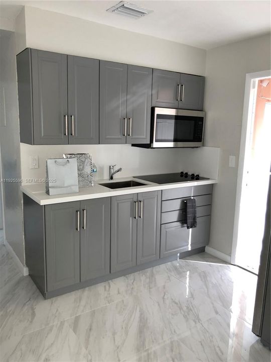 For Rent: $1,999 (2 beds, 1 baths, 1524 Square Feet)