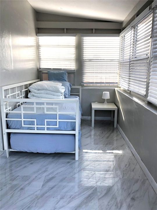 For Rent: $1,999 (2 beds, 1 baths, 1524 Square Feet)