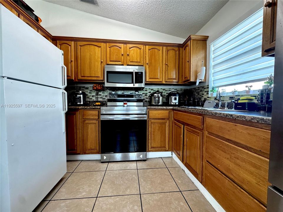 For Sale: $448,900 (3 beds, 1 baths, 1050 Square Feet)