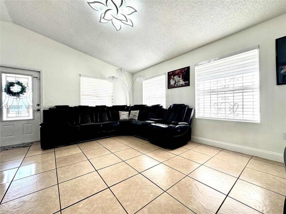 For Sale: $448,900 (3 beds, 1 baths, 1050 Square Feet)