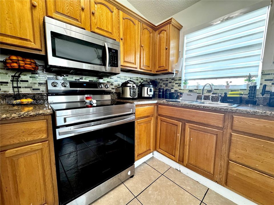 For Sale: $448,900 (3 beds, 1 baths, 1050 Square Feet)