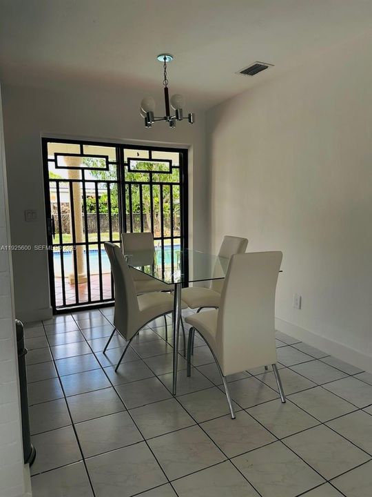 出租: $5,200 (3 贝兹, 2 浴室, 1452 平方英尺)