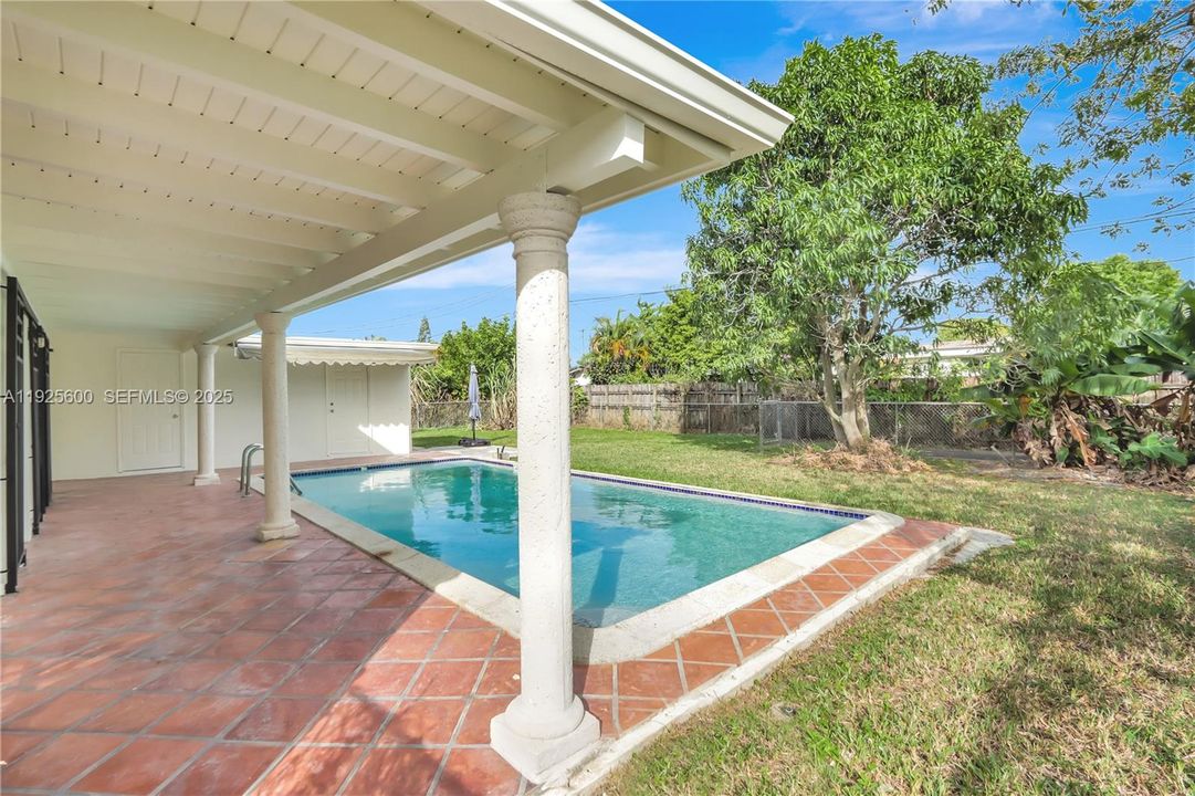 出租: $5,200 (3 贝兹, 2 浴室, 1452 平方英尺)