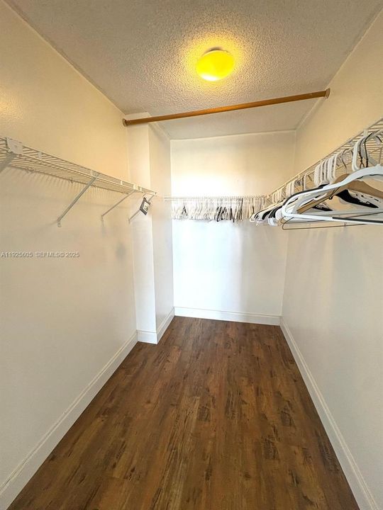 En Venta: $218,000 (1 camas, 1 baños, 915 Pies cuadrados)