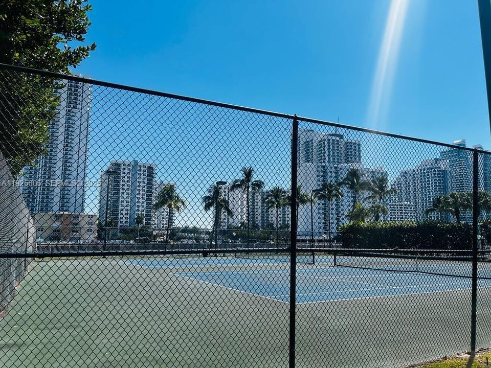 En Venta: $218,000 (1 camas, 1 baños, 915 Pies cuadrados)