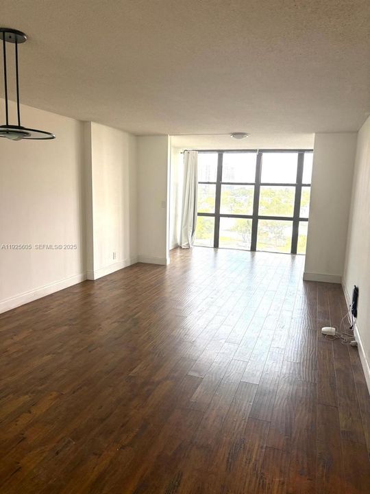 En Venta: $218,000 (1 camas, 1 baños, 915 Pies cuadrados)