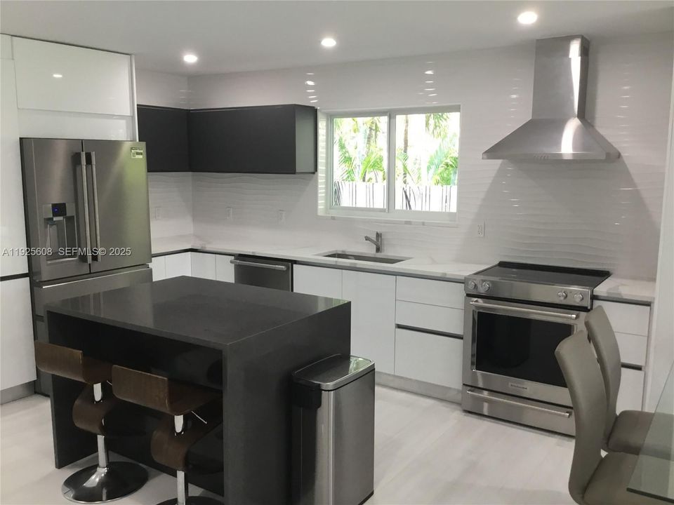 На продажу: $748,000 (3 спален, 2 ванн, 1332 Квадратных фут)