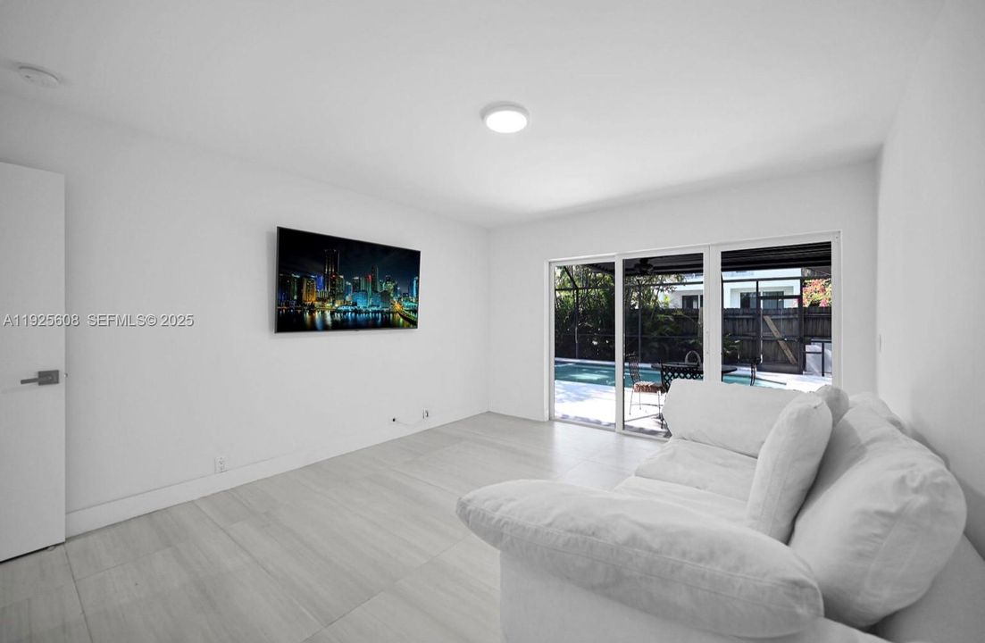 На продажу: $748,000 (3 спален, 2 ванн, 1332 Квадратных фут)