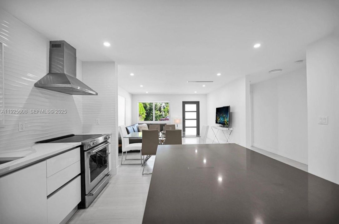 На продажу: $748,000 (3 спален, 2 ванн, 1332 Квадратных фут)