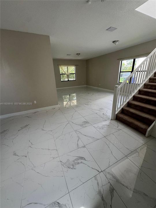 出租: $6,600 (5 贝兹, 5 浴室, 3381 平方英尺)