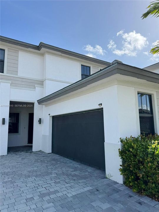 出租: $6,600 (5 贝兹, 5 浴室, 3381 平方英尺)