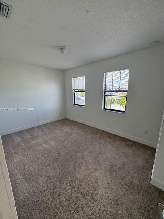 出租: $6,600 (5 贝兹, 5 浴室, 3381 平方英尺)