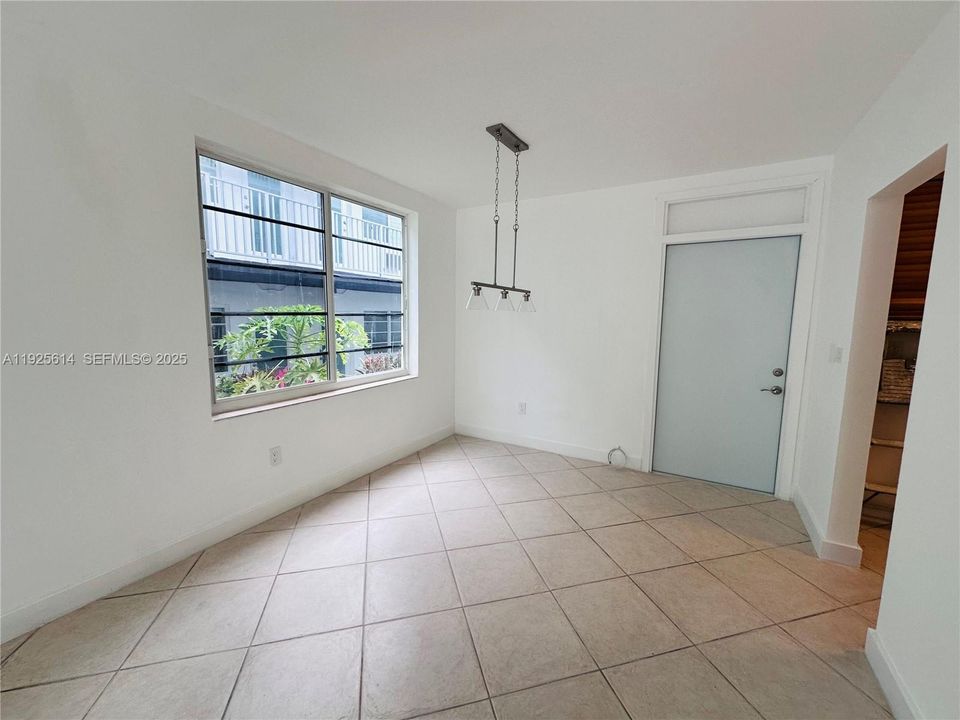 В аренду: $2,400 (1 спален, 1 ванн, 700 Квадратных фут)