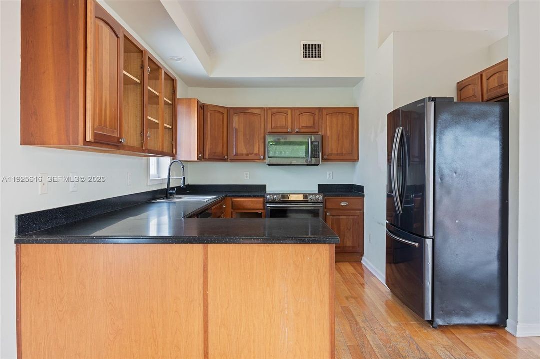 For Sale: $925,000 (3 beds, 2 baths, 1056 Square Feet)