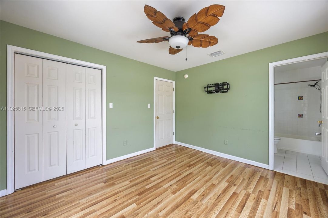 For Sale: $925,000 (3 beds, 2 baths, 1056 Square Feet)