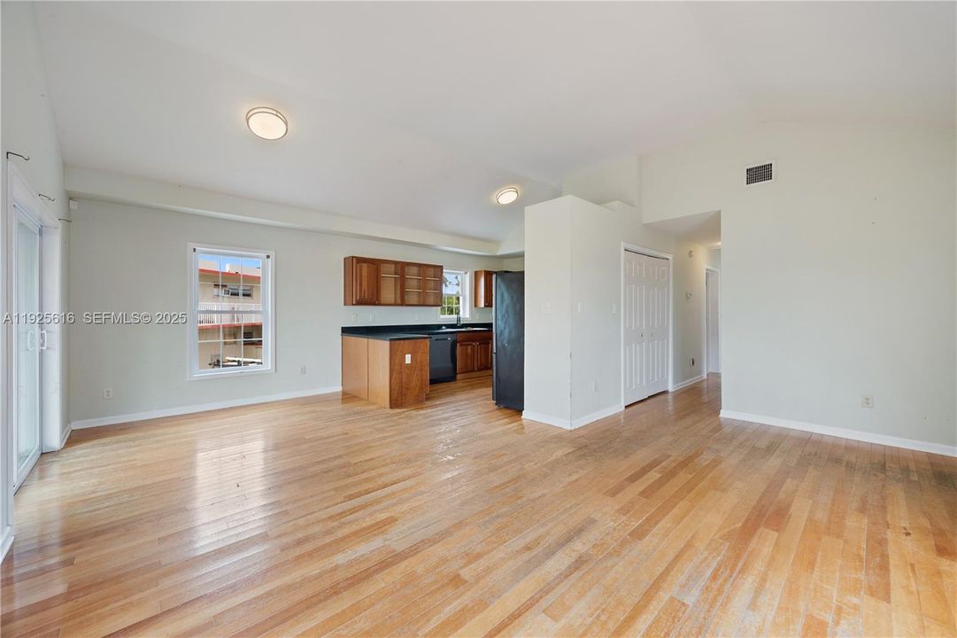 For Sale: $925,000 (3 beds, 2 baths, 1056 Square Feet)