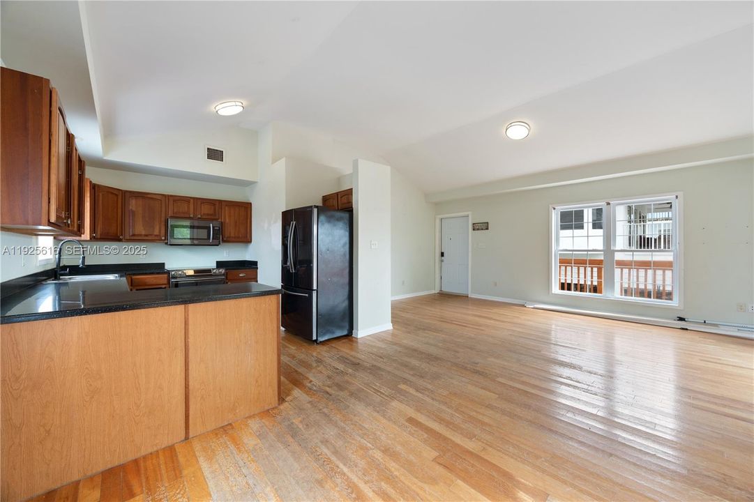 For Sale: $925,000 (3 beds, 2 baths, 1056 Square Feet)