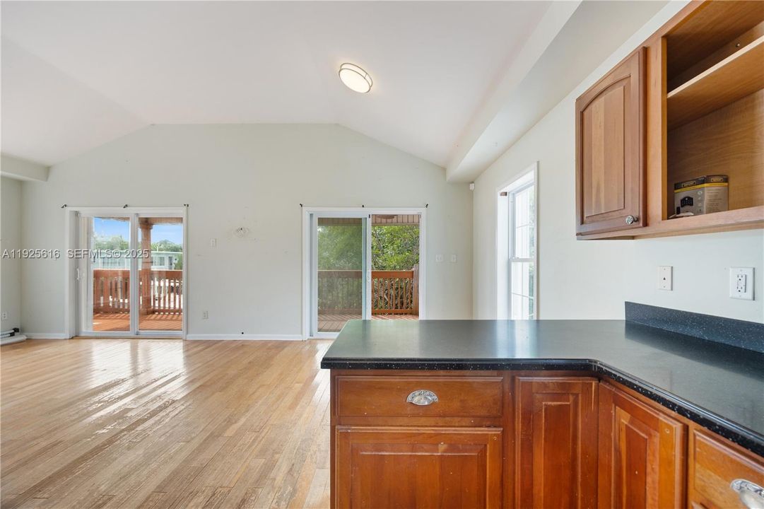 For Sale: $925,000 (3 beds, 2 baths, 1056 Square Feet)