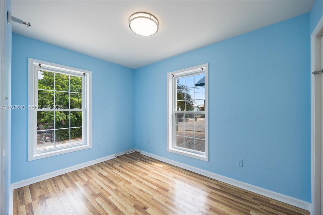 For Sale: $925,000 (3 beds, 2 baths, 1056 Square Feet)