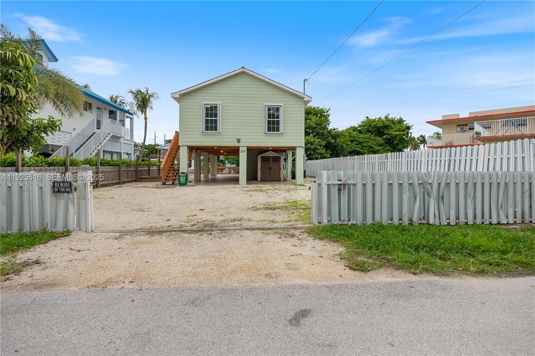 For Sale: $925,000 (3 beds, 2 baths, 1056 Square Feet)