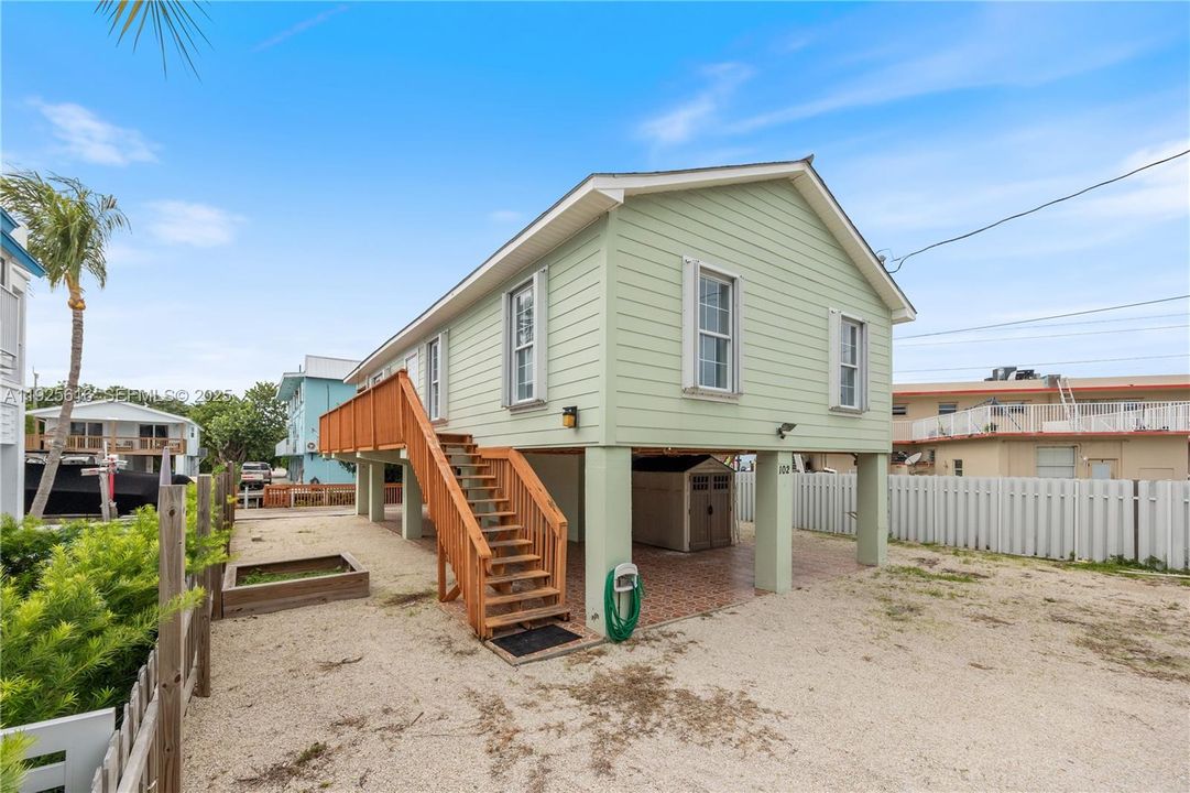 For Sale: $925,000 (3 beds, 2 baths, 1056 Square Feet)