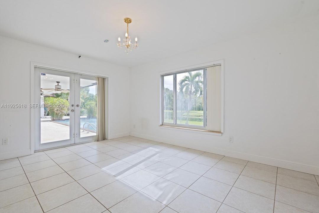 Bedroom 4 overloosk pool and waterway