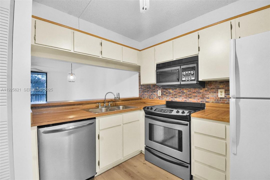 На продажу: $219,000 (2 спален, 2 ванн, 0 Квадратных фут)