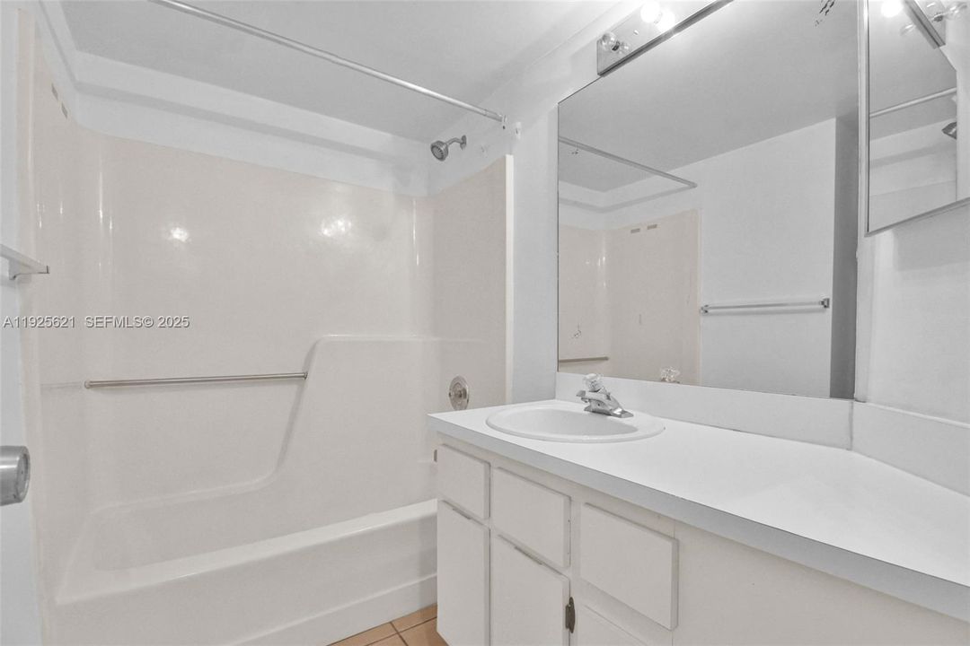 На продажу: $219,000 (2 спален, 2 ванн, 0 Квадратных фут)