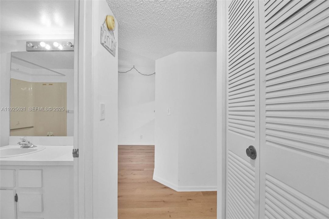 На продажу: $219,000 (2 спален, 2 ванн, 0 Квадратных фут)