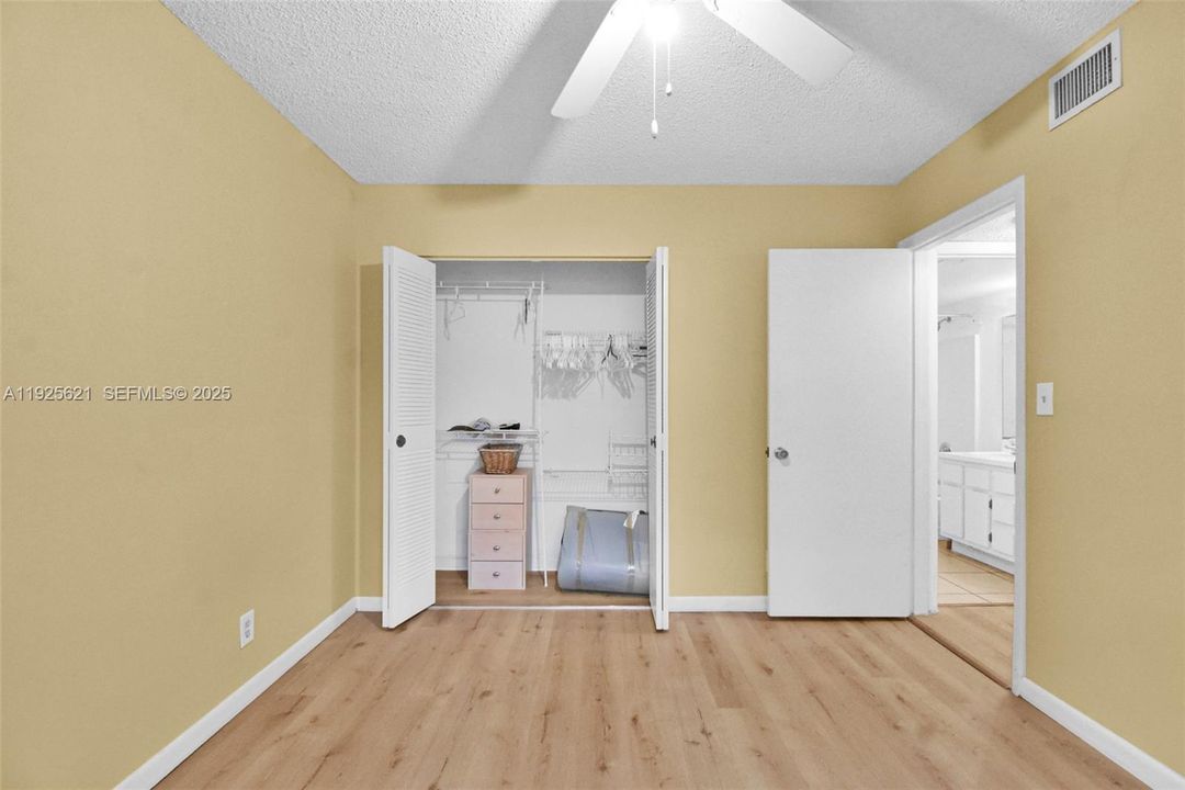 На продажу: $219,000 (2 спален, 2 ванн, 0 Квадратных фут)