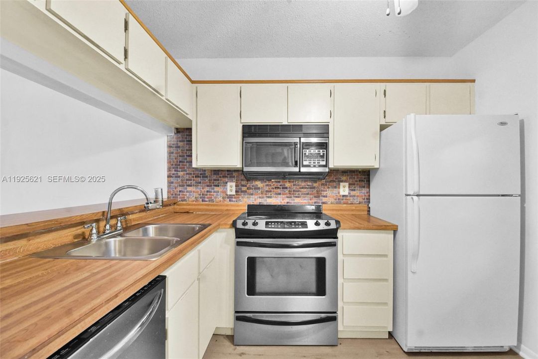 На продажу: $219,000 (2 спален, 2 ванн, 0 Квадратных фут)