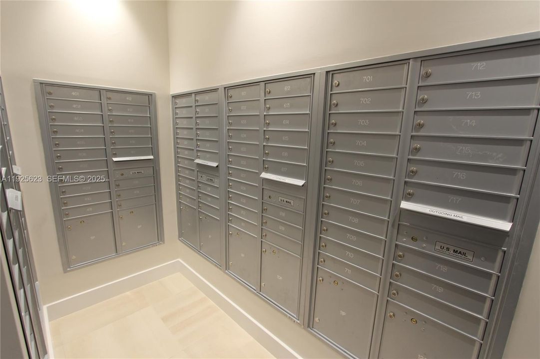 待售: $299,000 (1 贝兹, 1 浴室, 726 平方英尺)