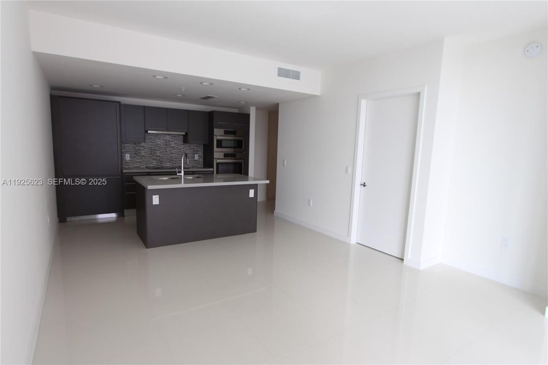 待售: $299,000 (1 贝兹, 1 浴室, 726 平方英尺)