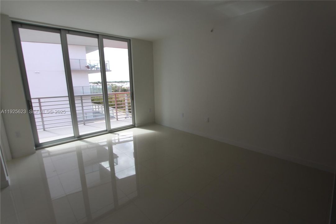 待售: $299,000 (1 贝兹, 1 浴室, 726 平方英尺)