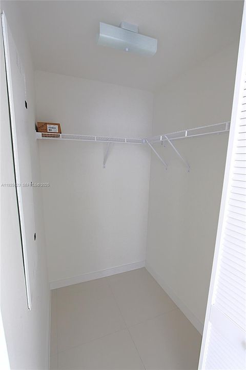 待售: $299,000 (1 贝兹, 1 浴室, 726 平方英尺)