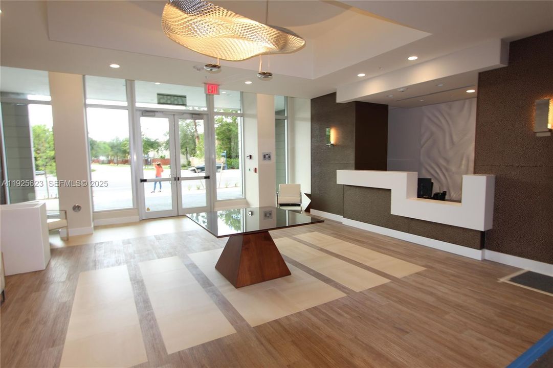 待售: $299,000 (1 贝兹, 1 浴室, 726 平方英尺)