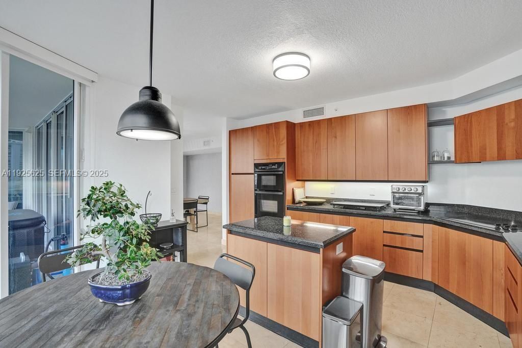 待售: $1,450,000 (2 贝兹, 2 浴室, 1590 平方英尺)