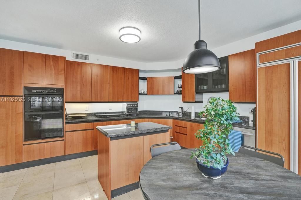 待售: $1,450,000 (2 贝兹, 2 浴室, 1590 平方英尺)