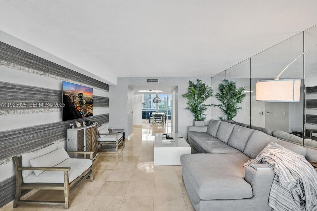 待售: $1,450,000 (2 贝兹, 2 浴室, 1590 平方英尺)