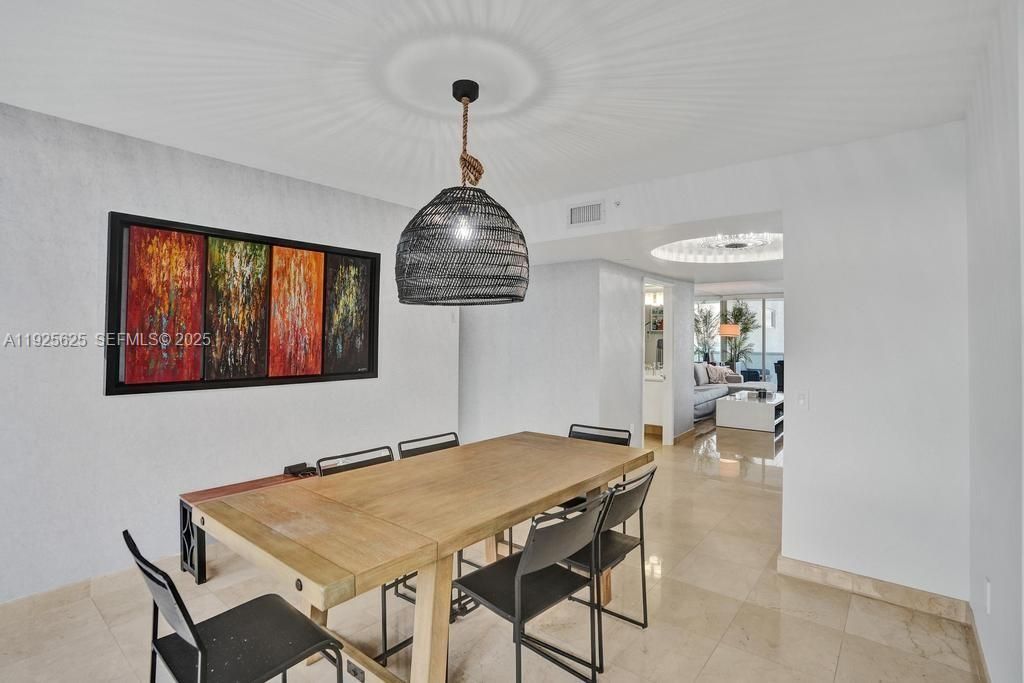 待售: $1,450,000 (2 贝兹, 2 浴室, 1590 平方英尺)