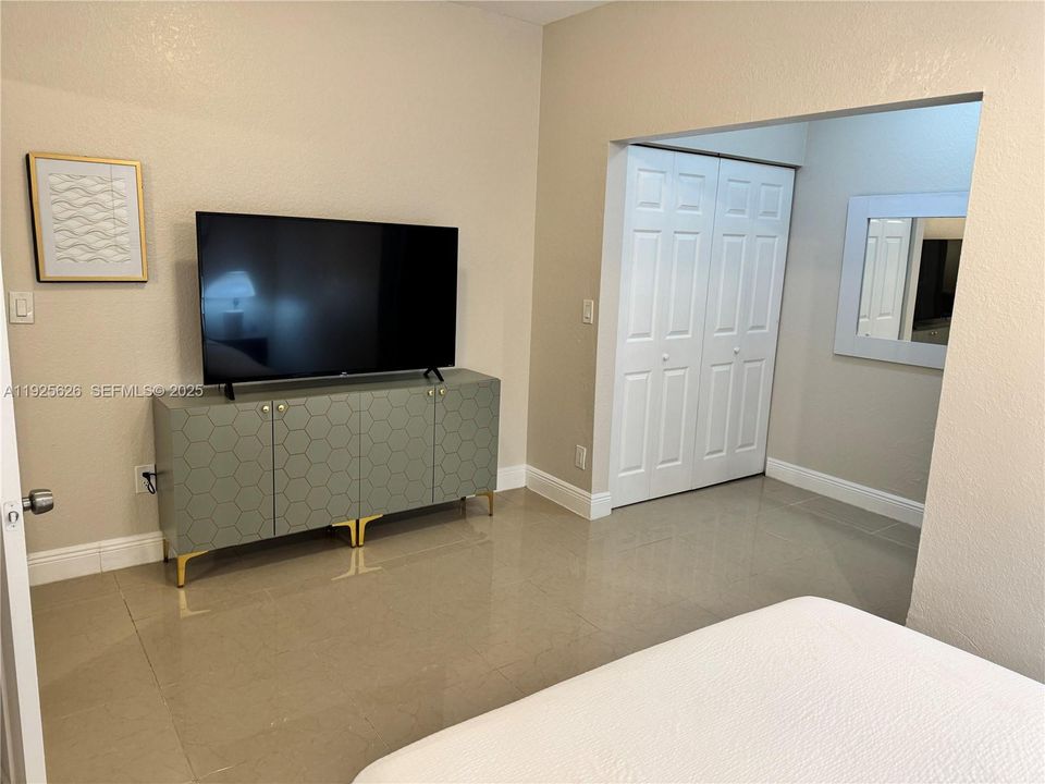 For Sale: $115,000 (1 beds, 1 baths, 465 Square Feet)