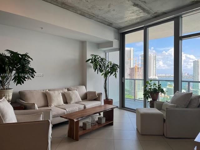 待售: $499,000 (1 贝兹, 1 浴室, 861 平方英尺)