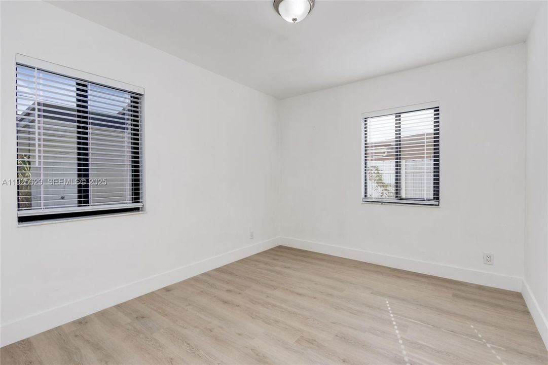 For Sale: $500,000 (3 beds, 1 baths, 1050 Square Feet)