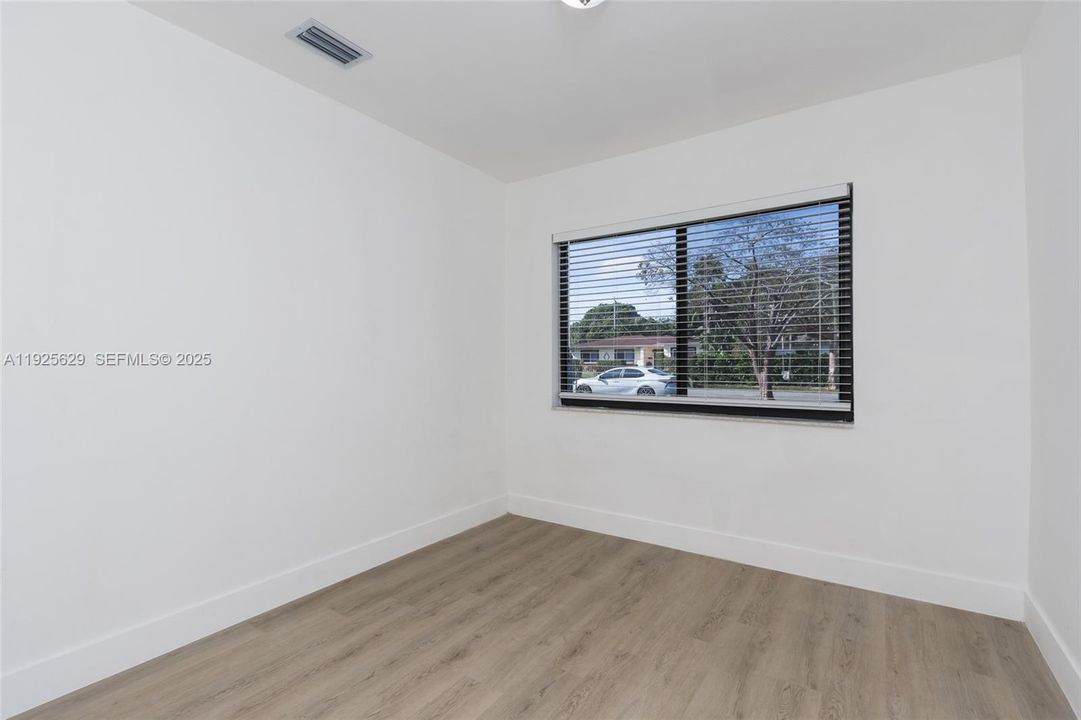 For Sale: $500,000 (3 beds, 1 baths, 1050 Square Feet)